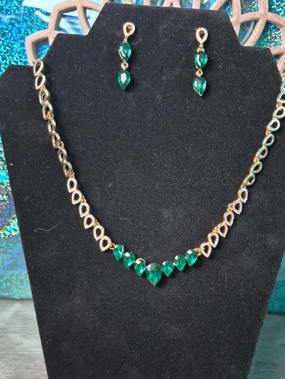 Elegant Gold Necklace and Earrings Set with Emerald Green Stones
